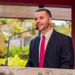 Wanderson Bueno é diplomado em Viana: “Gratidão grande à cidade”