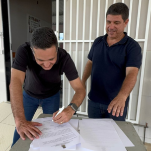 Deputado Gandini entrega grade aradora para fortalecer agricultura em Linhares