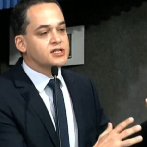 Atraso em salário gera debate na prestação de contas de Pazolini