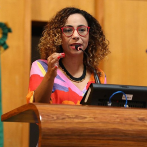 Camila Valadão propõe fim da escala 6×1 em contratações do governo