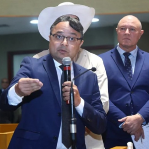 Vandinho Leite mergulha no municipalismo e cola em Casagrande