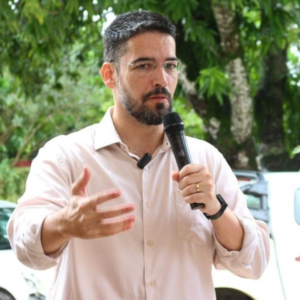 ‘Mureta da discórdia’ divide prefeito e ex-prefeito de Cachoeiro