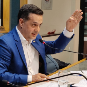 Lei de Gandini proíbe cobrança de material escolar de uso coletivo