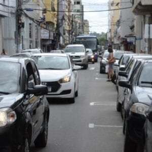 Prefeito de Colatina anuncia suspensão do contrato de estacionamento rotativo e fim da cobrança na cidade
