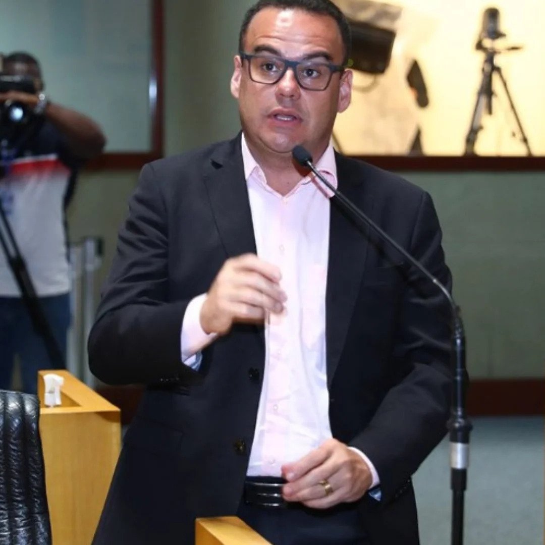 Deputado quer punição para exibição de nudez em escolas do ES