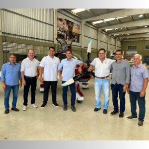 Vice-governador visita fábrica de aviões e destaca investimento em Jaguaré