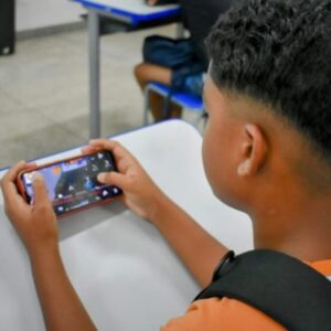 Prefeitura de Colatina segue a lei e vai restringir o uso de celulares nas escolas municipais