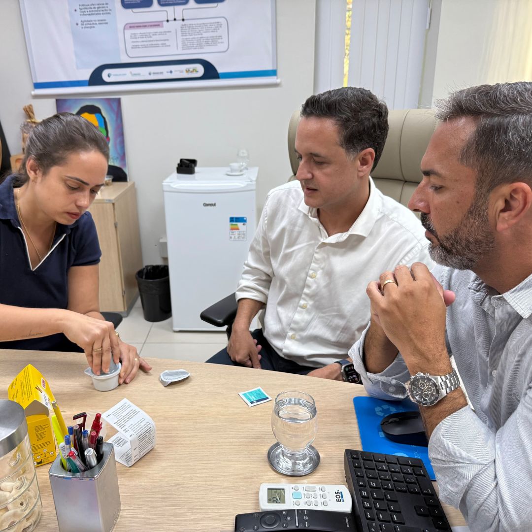 Secretário topa desafio de Gandini e testa sensor de glicose