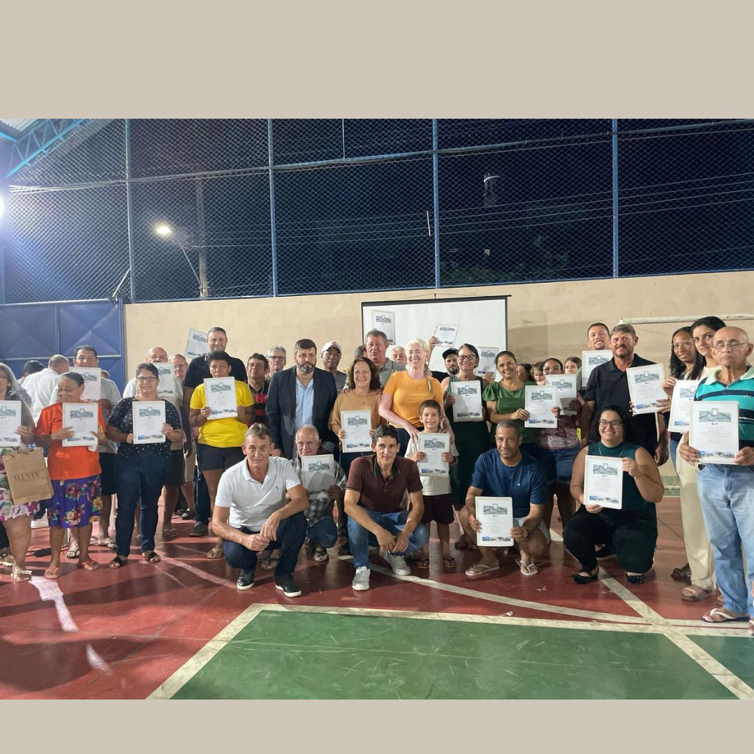 Após 46 anos, a prefeitura de João Neiva regulariza e entrega escrituras registradas aos moradores do distrito de Acioli