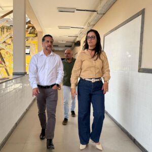 Gandini cobra empresa por barulho e falta de ar-condicionado em escola de Cariacica