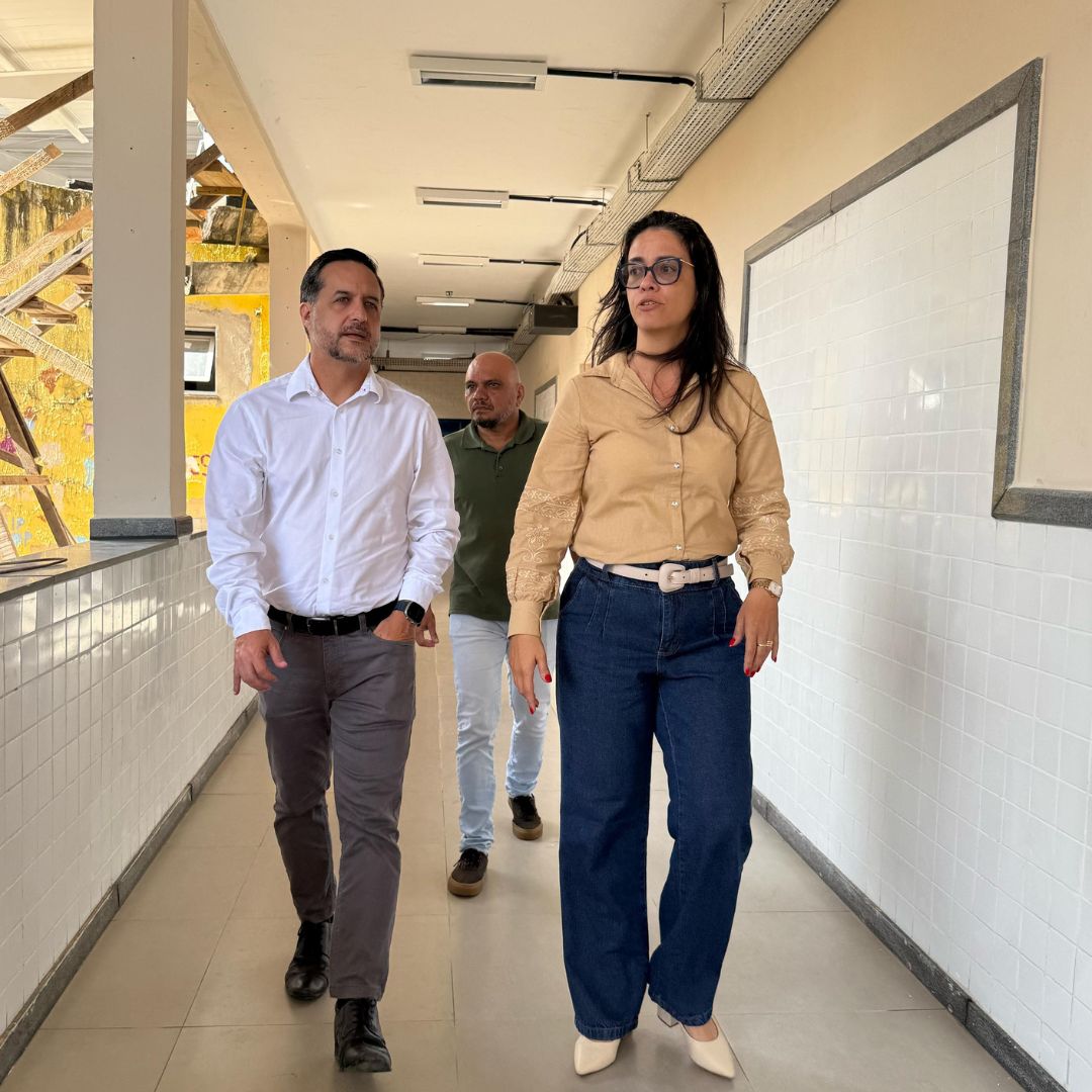 Gandini cobra empresa por barulho e falta de ar-condicionado em escola de Cariacica