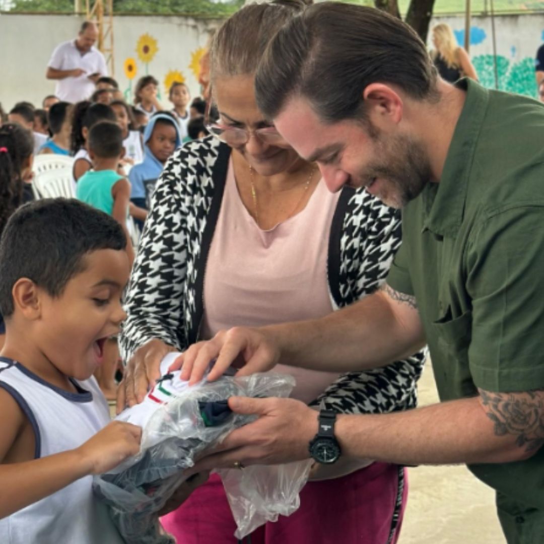 Colatina inicia entrega histórica de uniformes escolares para alunos da rede municipal