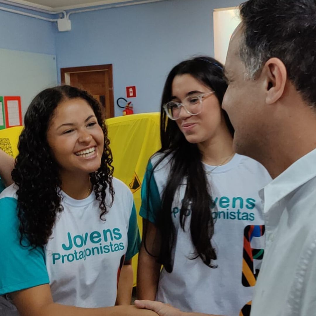 Casagrande atende proposta de Gandini e vai distribuir uniformes escolares a 200 mil alunos da rede estadual