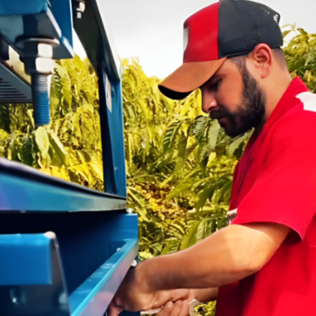 Pinheiros: Prefeito acompanha chegada de colheitadeira em associação de pequenos produtores rurais