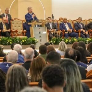 Voto evangélico: Pré-candidatos ao governo disputam espaço em centenário de igreja