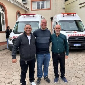 Prefeitura de Domingos Martins entrega duas novas ambulâncias à população