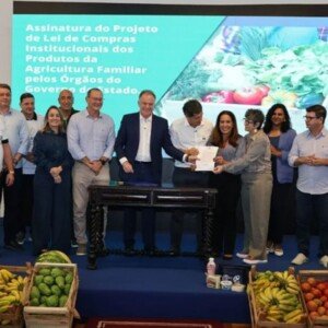 Casagrande assina projeto que destina 30% das compras públicas para agricultura familiar no ES