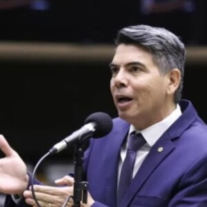 Deputado Messias Donato apresenta projeto que proíbe assentos verticais em aviões no Brasil