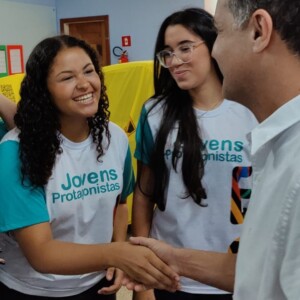 Uniforme gratuito para 200 mil alunos do ensino médio está mais perto de virar lei