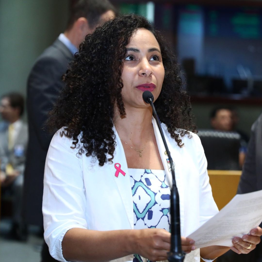 Projeto aprovado na Ales muda nome de escola em Vitória para homenagear professora