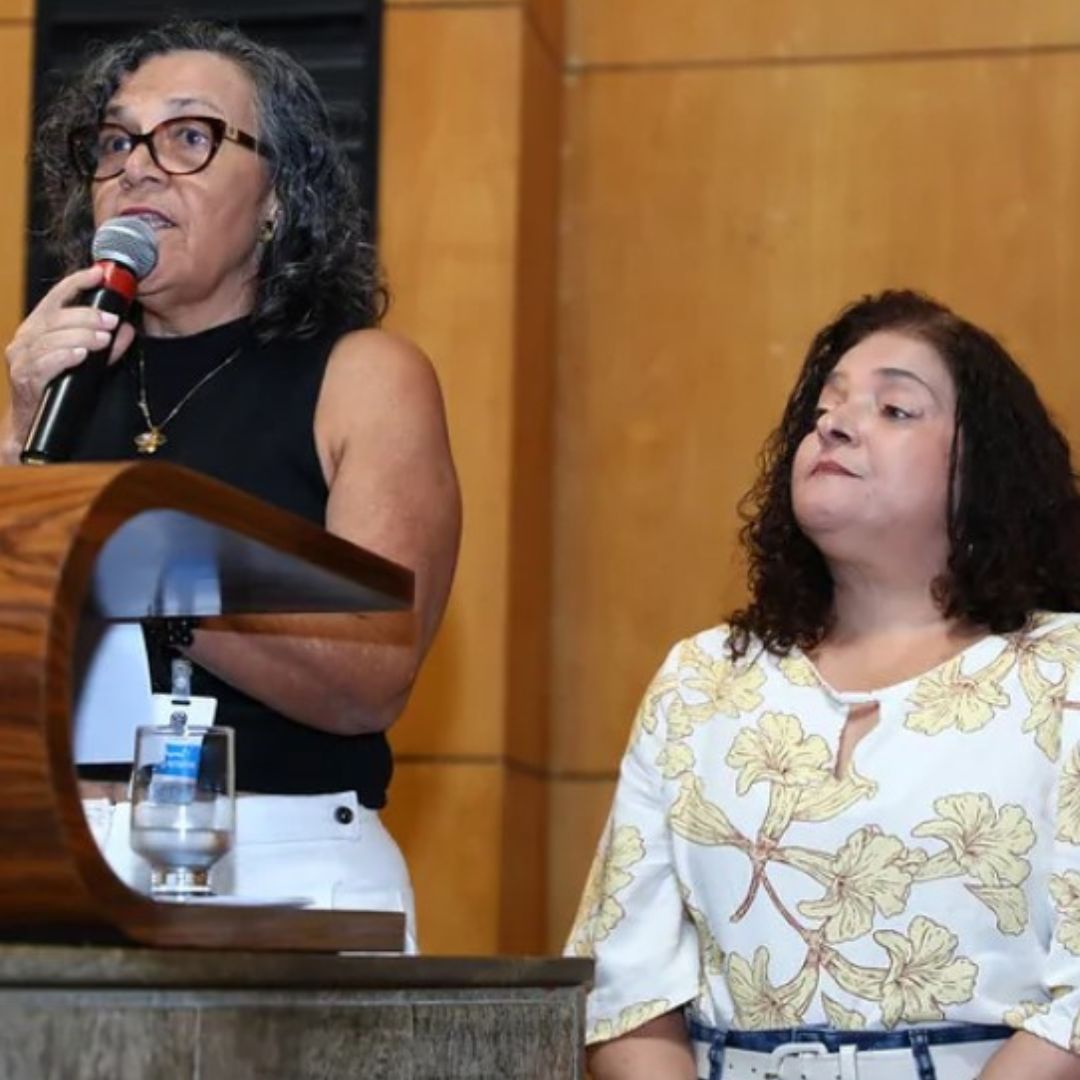 A professora Aristenia Torres, que ficou 21 dias internada após o atentado, destacou a falta de segurança nas escolas. “Na chegada aqui passamos por corredor de segurança, com revista, câmeras e policiais armados. Mas na escola não há nada disso, apenas um vigilante patrimonial. Eu sou um milagre, o mesmo milagre que alcançou os 12 sobreviventes. Mas as escolas continuam sem segurança”, afirmou. Ela pediu a adoção de mecanismos de proteção tanto em instituições públicas quanto particulares. O deputado Coronel Weliton (PRD) classificou como “um emocionante testemunho” e defendeu investimentos na segurança escolar no orçamento estadual de 2026, estimado em R$ 32 bilhões. Já Bahiense reforçou que indicou ao Executivo a contratação de policiais militares da reserva para reforçar a segurança nas unidades. Os pedidos das sobreviventes repercutiram no plenário e devem agora ser encaminhados oficialmente ao governador.