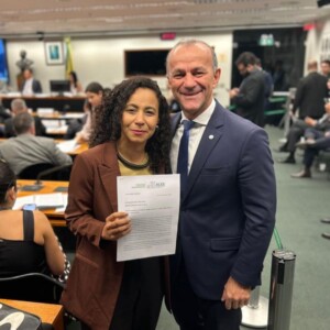 Deputada leva pessoalmente caso de capixaba presa nos EUA ao Itamaraty