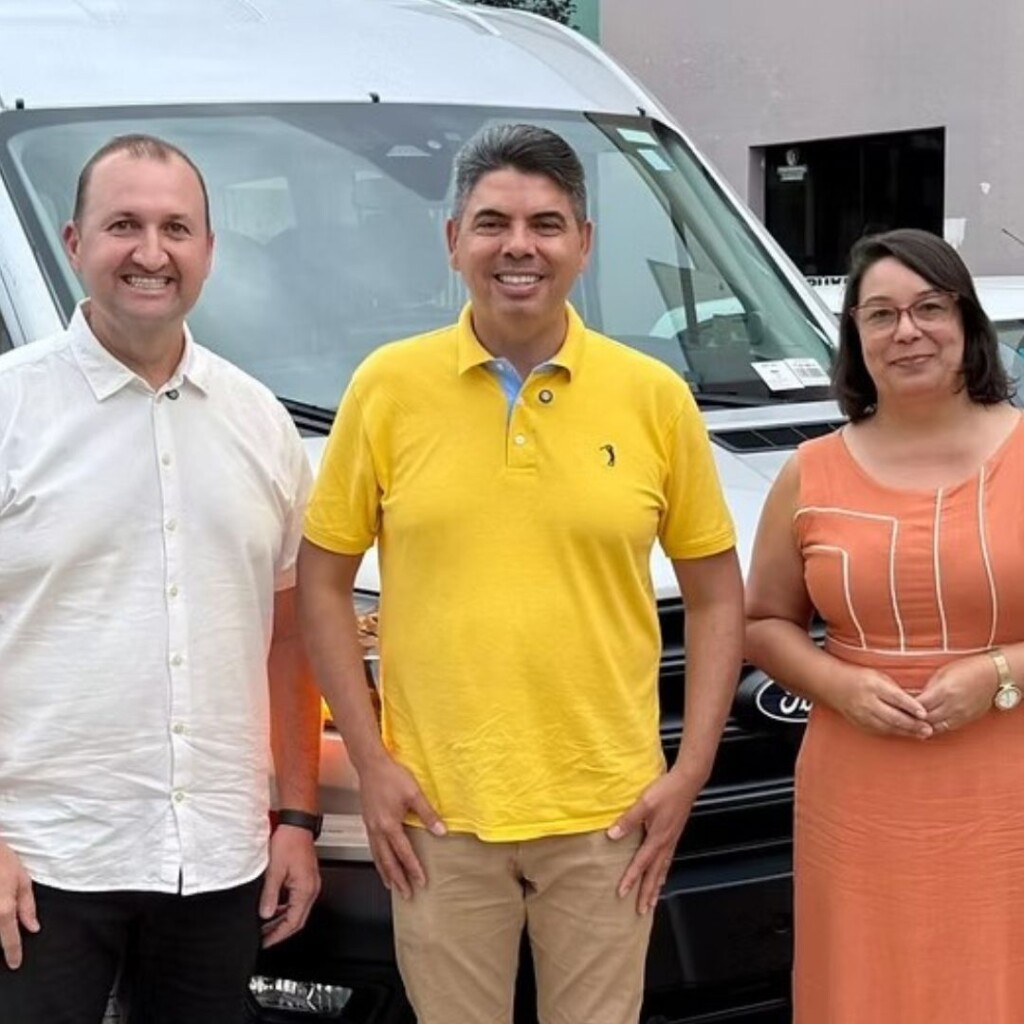 Deputado Messias Donato entrega van para transporte de pacientes e anuncia R$ 1,5 milhão e meio para atenção básica em Sooretama