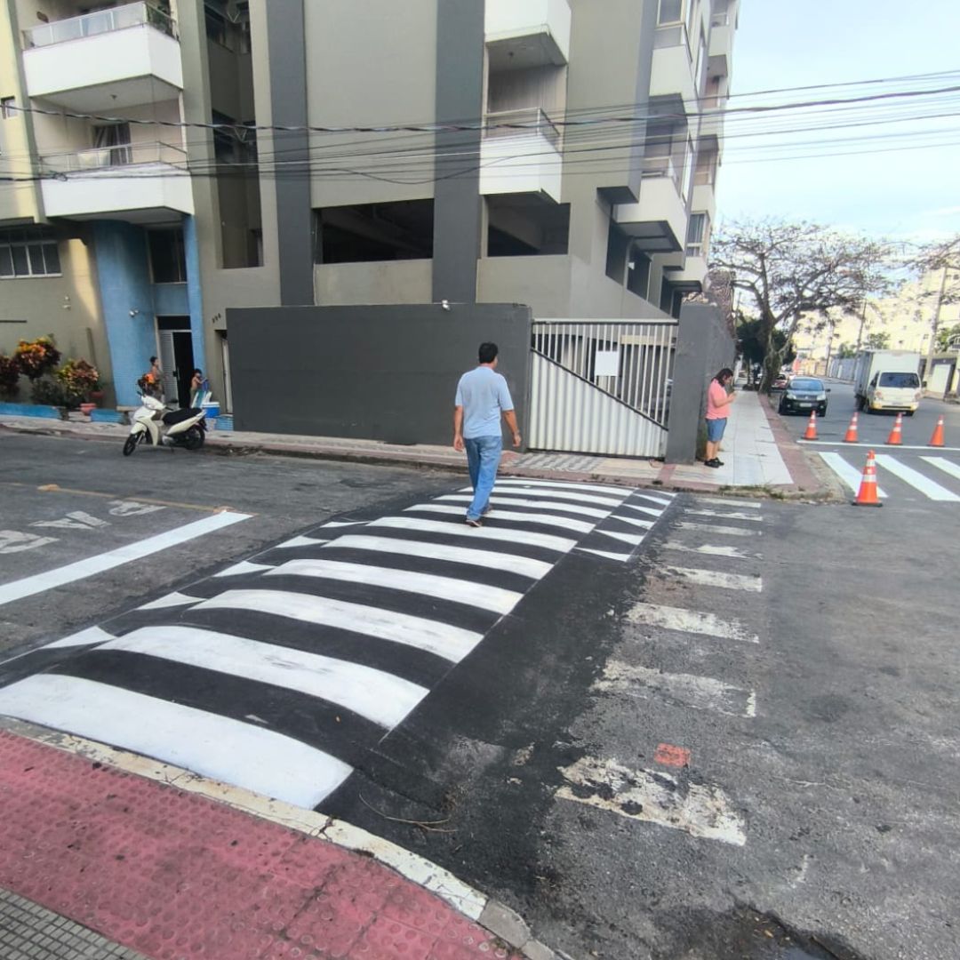 Guarapari intensifica melhorias viárias com instalação de lombofaixas na Praia do Morro