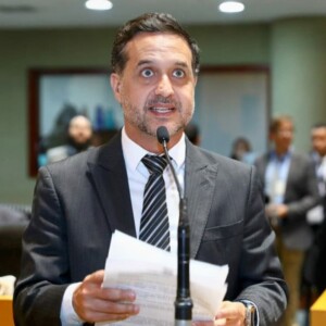 Lei de Gandini é aplicada e escola de Vila Velha recebe notificação por cobrança irregular de material