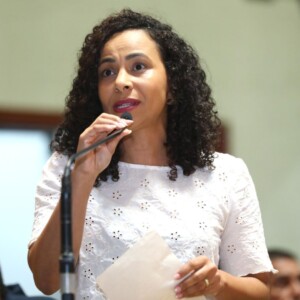 Deputada pressiona prefeituras por programa antirracista nas escolas