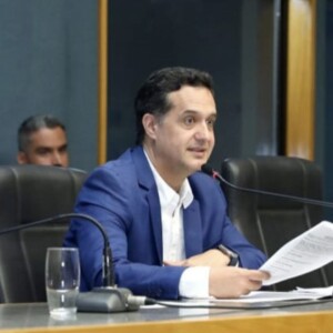 Canais de retenção da água da chuva e coleta de lixo na água são exemplos franceses para salvar o Rio Doce