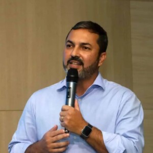 Interlocutor do governo vê ingratidão em Arnaldinho, mas diz que vai “lutar” para mantê-lo no grupo