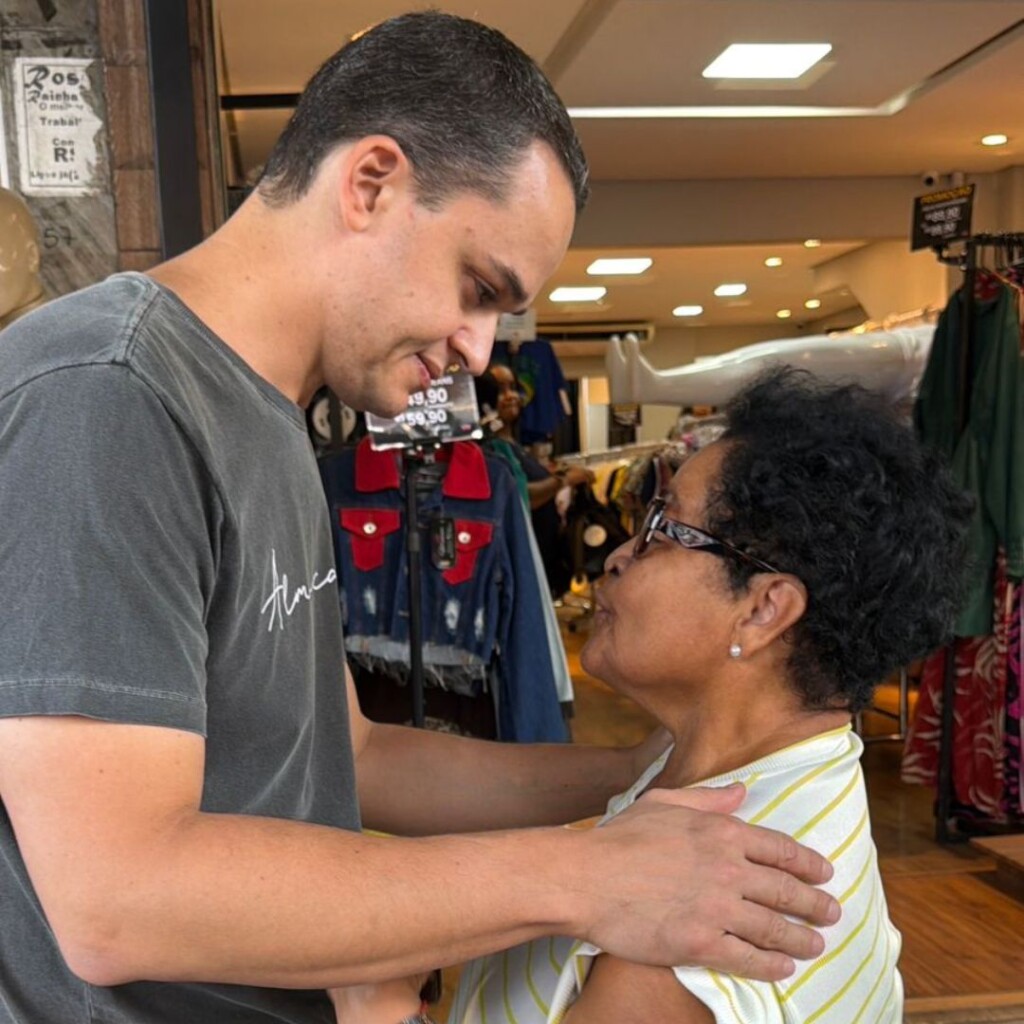 Pazolini ovacionado na Expedito Garcia, em Cariacica