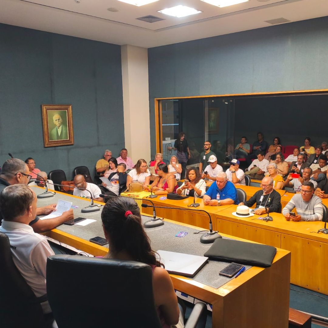 A Federação das Associações de Moradores e Movimentos Populares do Espírito Santo (FAMOPES) realizou, na noite de ontem (às 19h00) na Plenária da Assembleia Legislativa/ES, uma Assembleia Geral de grande relevância para o futuro da entidade. O encontro teve como pauta principal a RATIFICAÇÃO da VACÂNCIA dos cargos da Diretoria e a condução de um novo Processo Eleitoral democrático para reorganização institucional da FAMOPES. Durante a assembleia, os participantes deliberaram oficialmente pela vacância dos cargos diretivos, reconhecendo a necessidade de reestruturação administrativa e política da FAMOPES. A decisão foi tomada de forma transparente, com ampla participação dos representantes das entidades associadas presentes, reforçando o compromisso da FAMOPES com a legalidade e a representatividade. Na sequência, foi conduzido o processo que culminou com a aprovação e escolha dos membros que farão parte da Comissão Eleitoral que coordenará a eleição da nova Diretoria da FAMOPES e que certamente será marcada como um momento significativo de redemocratização da entidade, abrindo espaço para uma nova gestão alinhada aos interesses das Federações e dos Movimentos Populares específicos filiados à FAMOPES. O clima entre os participantes foi de engajamento e expectativa positiva, destacando a importância da retomada das atividades institucionais com legitimidade e organização. A nova Diretoria eleita assumirá com o desafio de fortalecer a atuação da FAMOPES, ampliar o diálogo com as entidades do segmento popular e consolidar ações que promovam o desenvolvimento social e a participação ampla da sociedade civil organizada, reafirmando assim, o papel da FAMOPES como instrumento de articulação e representação das demandas populares, sob a ótica da democrática.