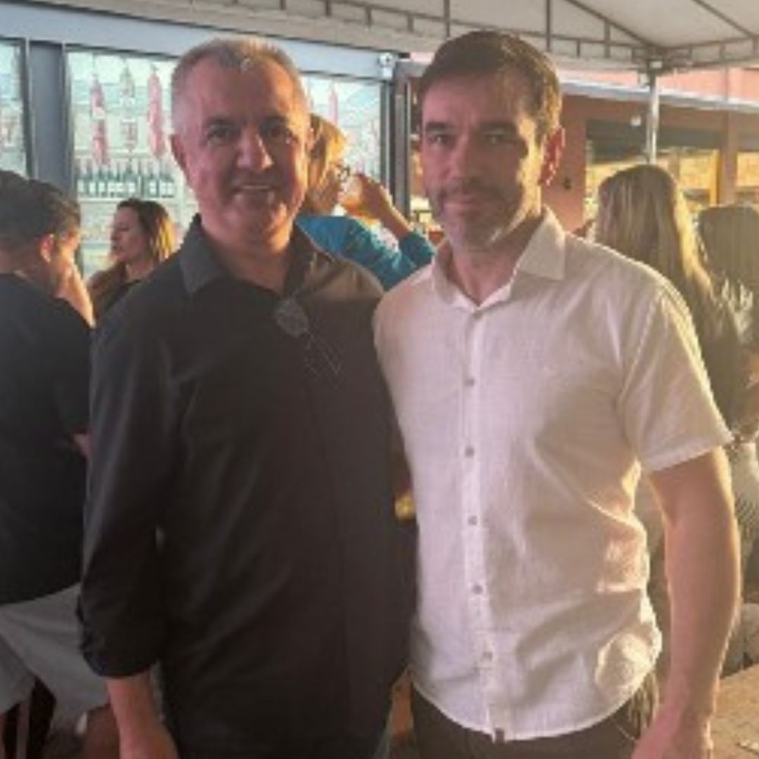 Tião Pelaes prestigia 21 anos do IL Supermercados Ronchi em Pedra Azul com presença de empresários