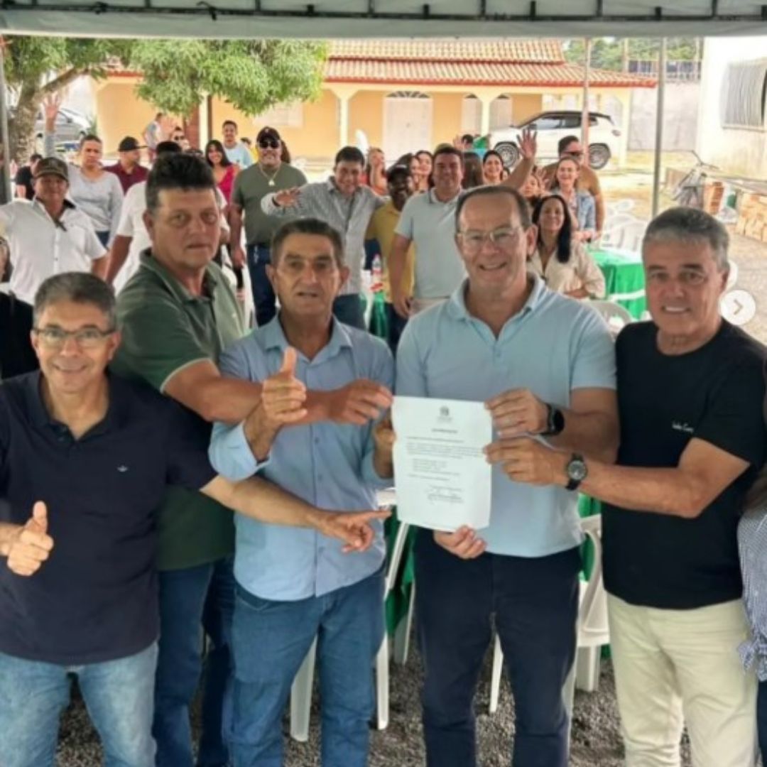 A 26ª Festa Popular de Nova Aimorés KM 35, em São Mateus, foi marcada por importantes anúncios para o desenvolvimento da região norte do Espírito Santo. Durante um almoço realizado com lideranças políticas, comunitárias e moradores, foi confirmada a publicação do projeto do programa Caminhos do Campo, que irá beneficiar diversas comunidades do KM 35 com melhorias em mobilidade, infraestrutura e qualidade de vida na zona rural. O encontro contou com a presença do secretário estadual de Agricultura, Enio Bergoli, representando o governador Ricardo Ferraço, além do ex-presidente do DER-ES, Freitas, do vereador Schaeffer, do ex-prefeito e ex-vereador Ailton Caffeu e de diversas lideranças regionais. Segundo os participantes, a conquista é resultado de um trabalho coletivo construído ao longo do tempo, envolvendo diálogo, união e o esforço conjunto de lideranças comprometidas com o fortalecimento do interior e a valorização do homem do campo. “Essa é uma conquista construída a muitas mãos, fruto da confiança da comunidade e da parceria firme com o Governo do Estado. Seguiremos trabalhando para levar ainda mais melhorias para o norte capixaba”, destacou uma das lideranças presentes. Após o almoço, a programação seguiu no parque de festas, onde aconteceu o tradicional bingo beneficente da festa popular. O espaço recebeu cerca de duas mil pessoas, em um grande momento de confraternização, alegria e valorização das tradições culturais da comunidade. A 26ª Festa Popular de Nova Aimorés KM 35 reforçou, mais uma vez, a importância da união entre comunidade e poder público na busca por investimentos e desenvolvimento para o interior capixaba.