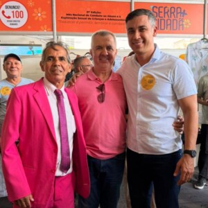 Geraldinho do Feu Rosa, Tião Pelaes e o prefeito Weverson Meireles participam da 31ª edição do Serra + Cidadã