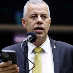 Evair protocola PDL para derrubar decretos de Lula sobre redes sociais