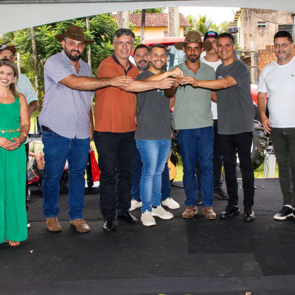 Viana: Agricultura fortalecida - Associação recebe trator para impulsionar produção rural