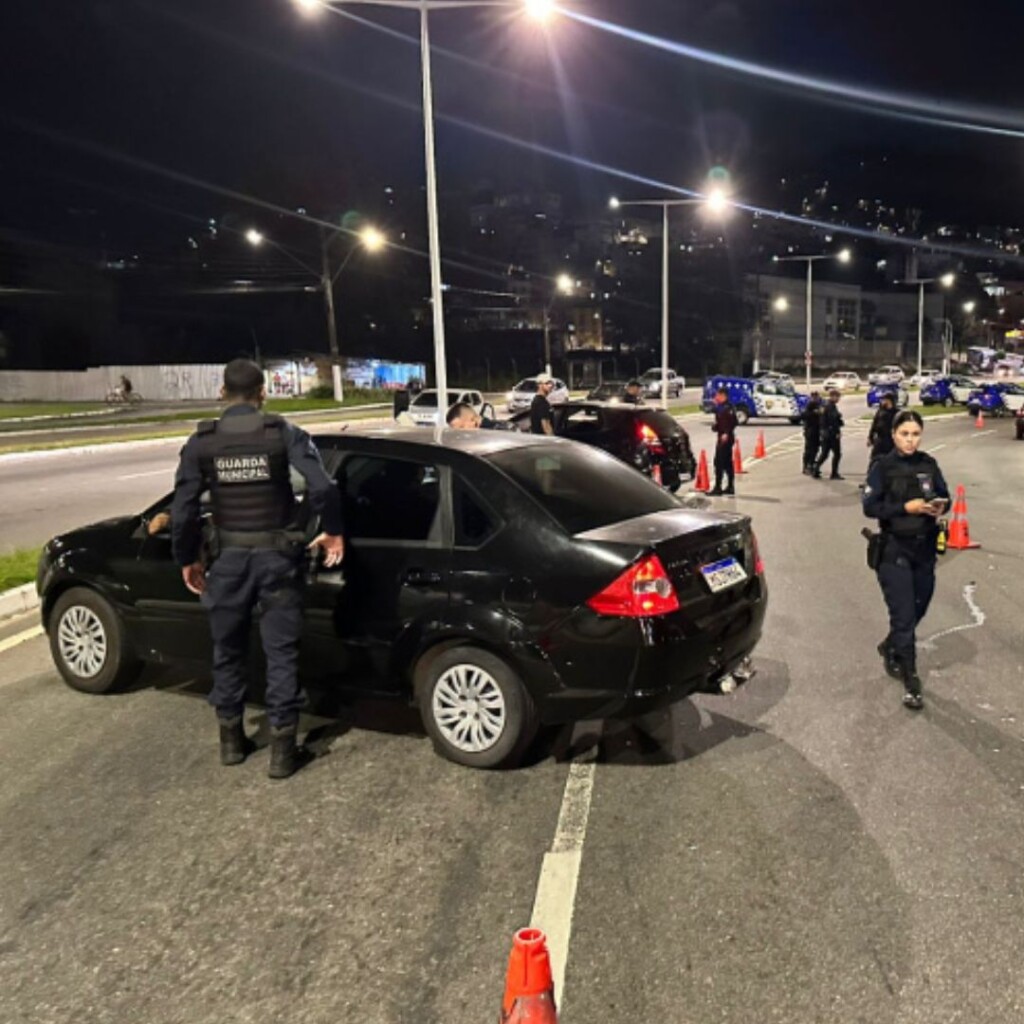 A Guarda Civil Municipal de Vitória realizou uma MegaBlitz para dar início às fiscalizações da Campanha Maio Amarelo, na noite desta quinta-feira (30). Ao todo, 485 motoristas foram abordados em três pontos de bloqueio que funcionavam de forma simultânea. "As blitze são uma ferramenta para inibir condutas inadequadas no trânsito e penalizar os motoristas infratores, tendo a possibilidade de evitar acidentes ao retirar esses motoristas", destacou o secretário de Segurança Urbana de Vitória, Amarilio Boni. Foram encontradas 96 irregularidades, entre elas 20 motoristas que se recusaram a fazer o teste do bafômetro, 11 condutores que não tinham habilitação e quatro que foram detidos por embriaguez ou fuga. Maio Amarelo O Maio Amarelo é uma campanha nacional de conscientização para a segurança no trânsito. Com o tema: "No trânsito, enxergar o outro é salvar vidas", o mês permitirá que a Guarda de Vitória incentive comportamentos que visem a segurança no trânsito. Estão programadas um total de 30 ações educativas, em diversos pontos estratégicos, com variados temas. Além disso, a previsão é chegar a 50 blitze até o final do mês, entre elas duas megablitz, alcançando um total de 80 atividades focadas no trânsito. A intensificação das blitze é mais uma das ações que auxiliam na melhora da segurança no trânsito da capital, refletindo nos indicadores. Em 2025, foram 173 blitz realizadas ao longo do ano com temas em motocicletas, alcoolemias e demais itens de segurança no trânsito. "O 'Maio Amarelo' é um momento de mobilização e conscientização sobre a responsabilidade de cada um no trânsito. A mudança de comportamento salva vidas, e é nisso que acreditamos. Em Vitória, estamos fortalecendo a educação, a fiscalização e a presença preventiva nas ruas, porque nosso compromisso é com a vida. A queda no número de mortes no trânsito mostra que estamos no caminho certo, mas ainda há muito a fazer. Vamos seguir juntos por um trânsito mais humano, seguro e respeitoso para todos", finalizou o secretário, Amarílio.