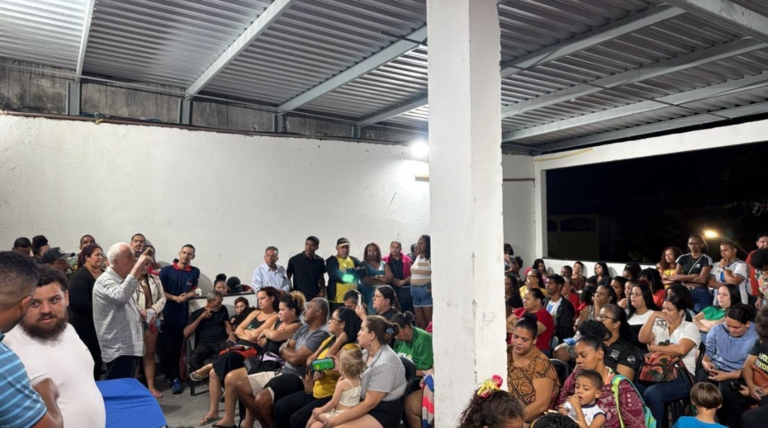 Na terça-feira (7), o deputado José Esmeraldo esteve na comunidade do Romão, em Vitória, onde participou de um encontro com lideranças comunitárias e moradores do bairro. Entre os presentes estava o amigo Jackson Felipe.A reunião foi realizada na residência de Jéssica e Isac Bruno, que receberam os convidados para um diálogo sobre as principais demandas e desafios enfrentados pela comunidade."Foi uma oportunidade única para dialogar com vários moradores sobre questões importantes para a comunidade. A reunião aconteceu na casa da amiga Jéssica e do seu marido, Isac Bruno, que abriram as portas para reunir os amigos em uma conversa franca sobre a realidade do bairro", destacou o deputado.José Esmeraldo ressaltou a importância de manter um contato próximo com a população."Foi uma oportunidade muito produtiva de ouvir diferentes perspectivas. Agradeço a acolhida e a presença de todos que participaram desse encontro. Seguiremos juntos, fortalecendo o diálogo e valorizando a boa conversa, sempre olho no olho", afirmou.O parlamentar segue cumprindo uma extensa agenda de visitas e reuniões nos 78 municípios do Espírito Santo, mantendo o compromisso de ouvir as comunidades e acompanhar de perto as demandas da população.